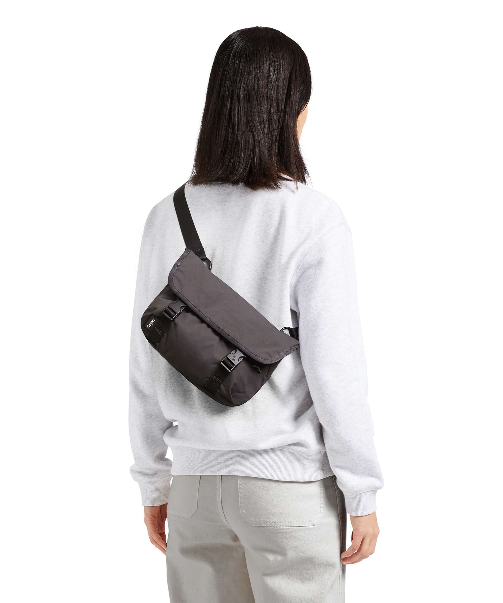 Bellroy Cinch 6 Mini Messenger bag seafoam - Image 3