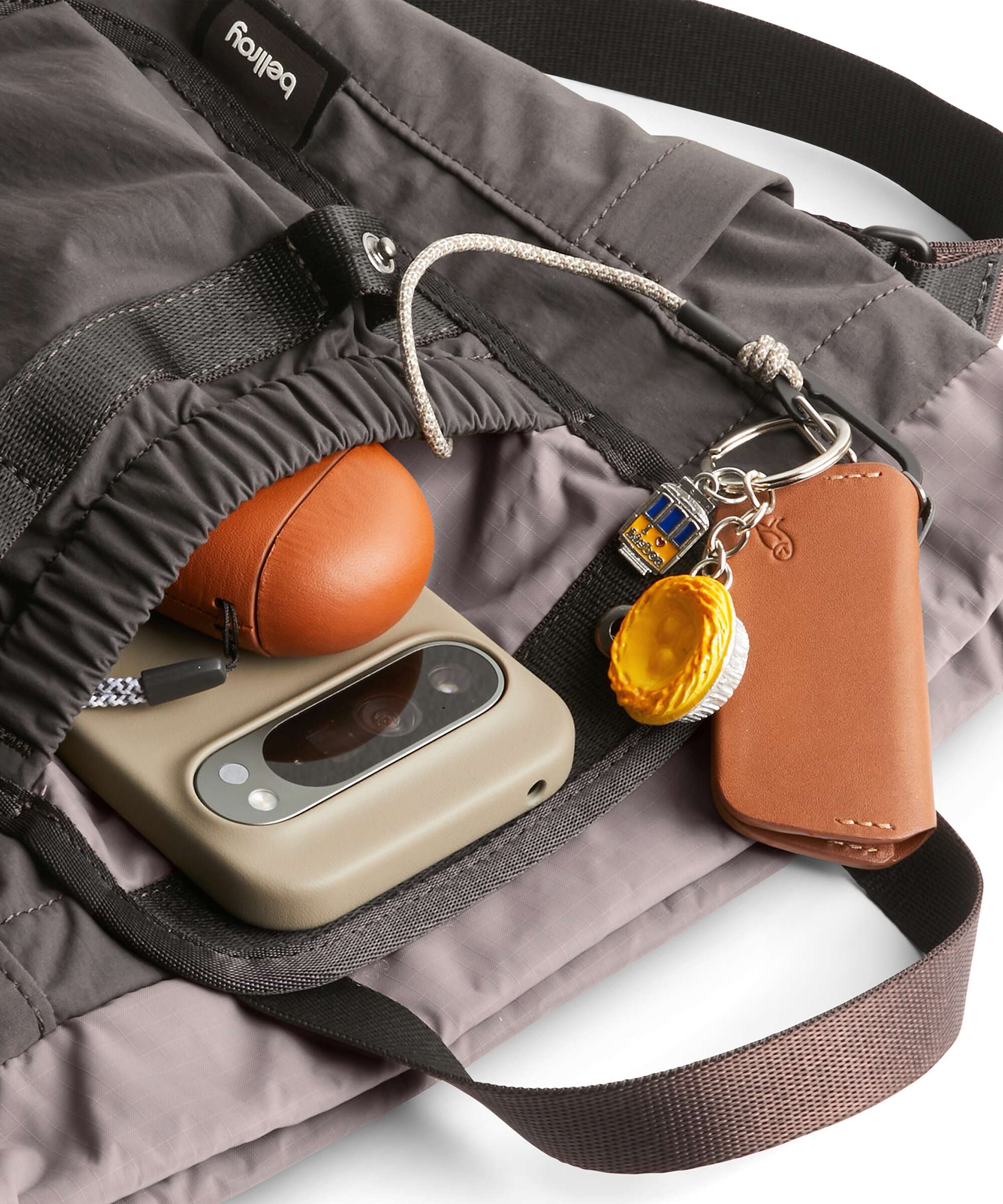 Bellroy Cinch 9 Bucket bag charcoal - Image 5