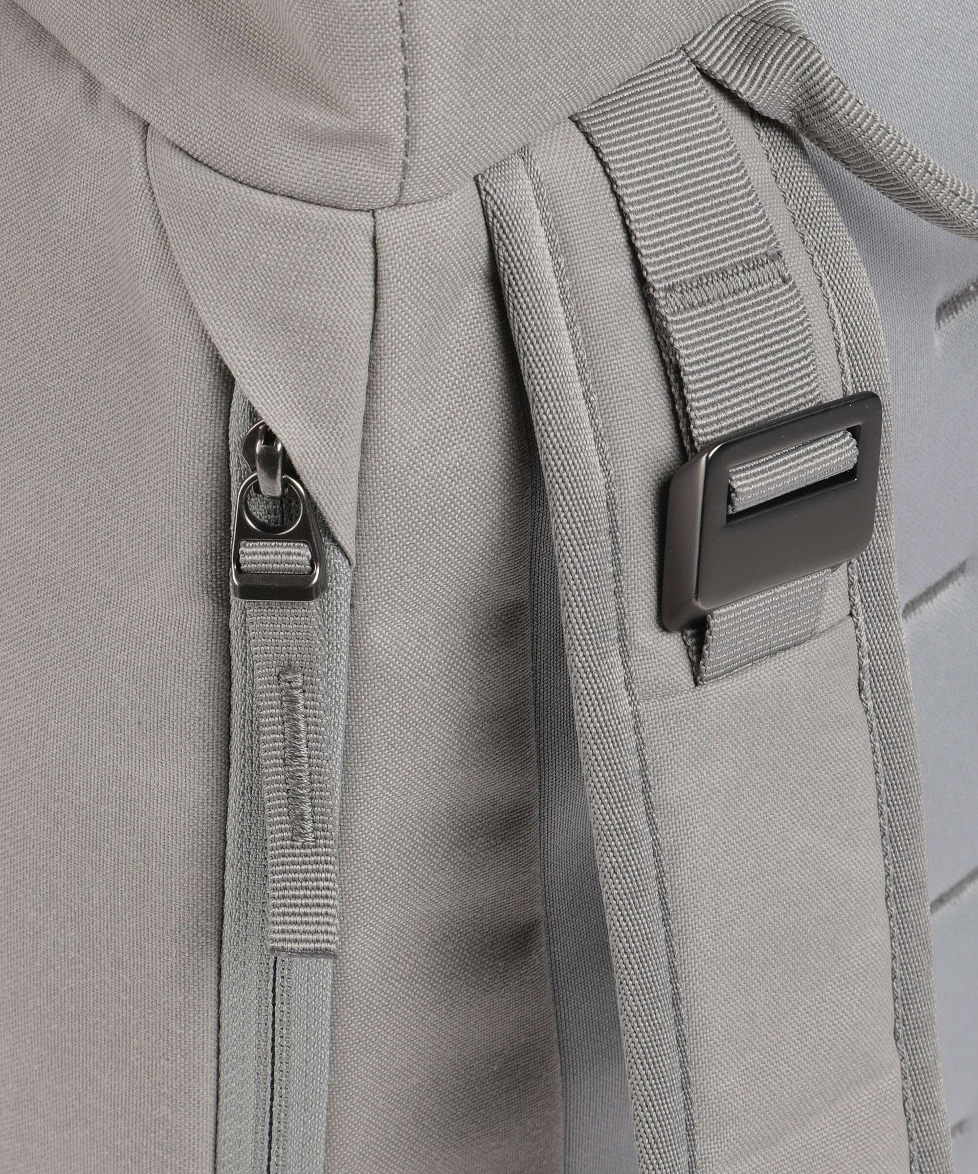 Db Hugger 30 Backpack sand grey - Image 4