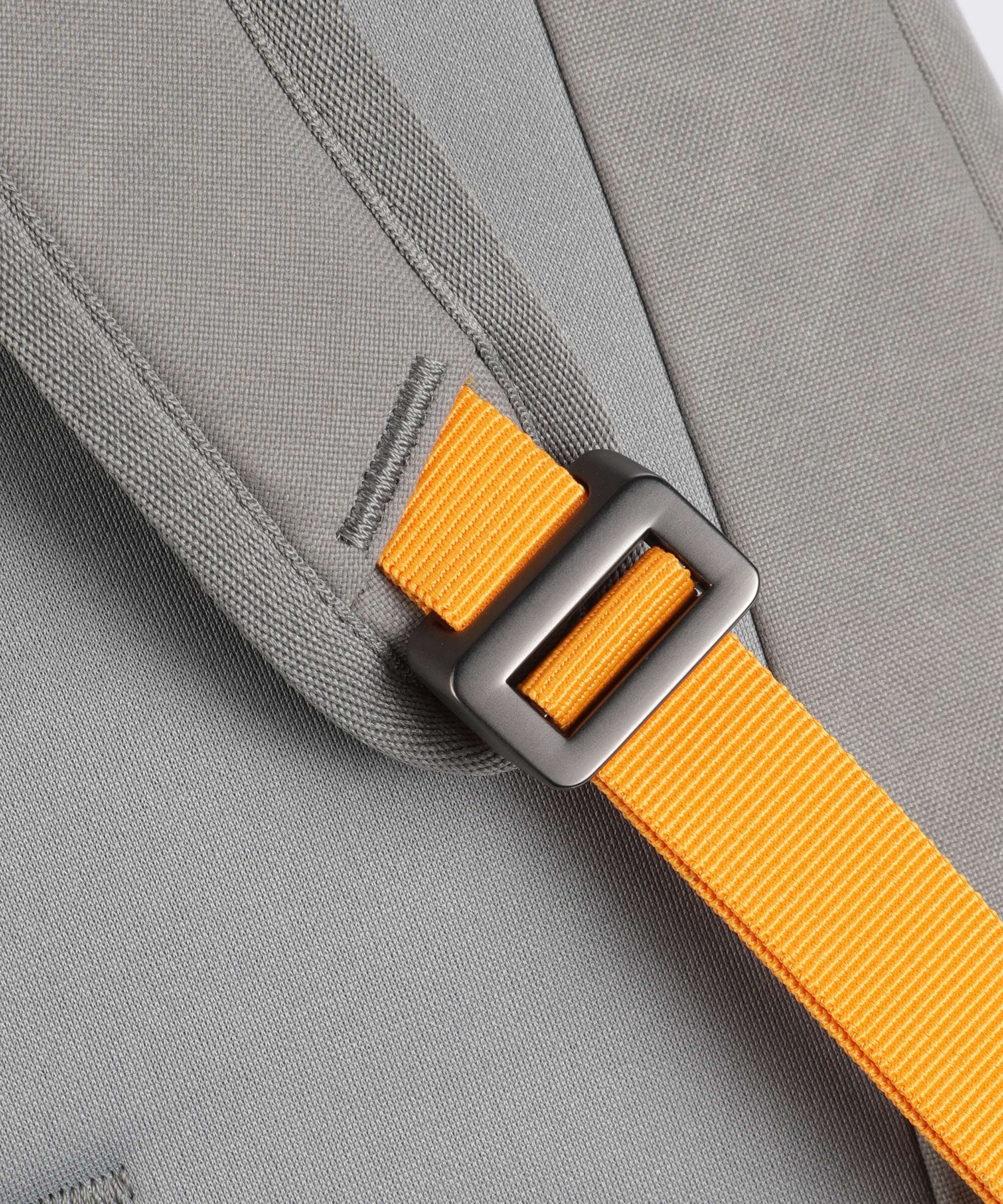 Db Hugger 30 Backpack sand grey - Image 5