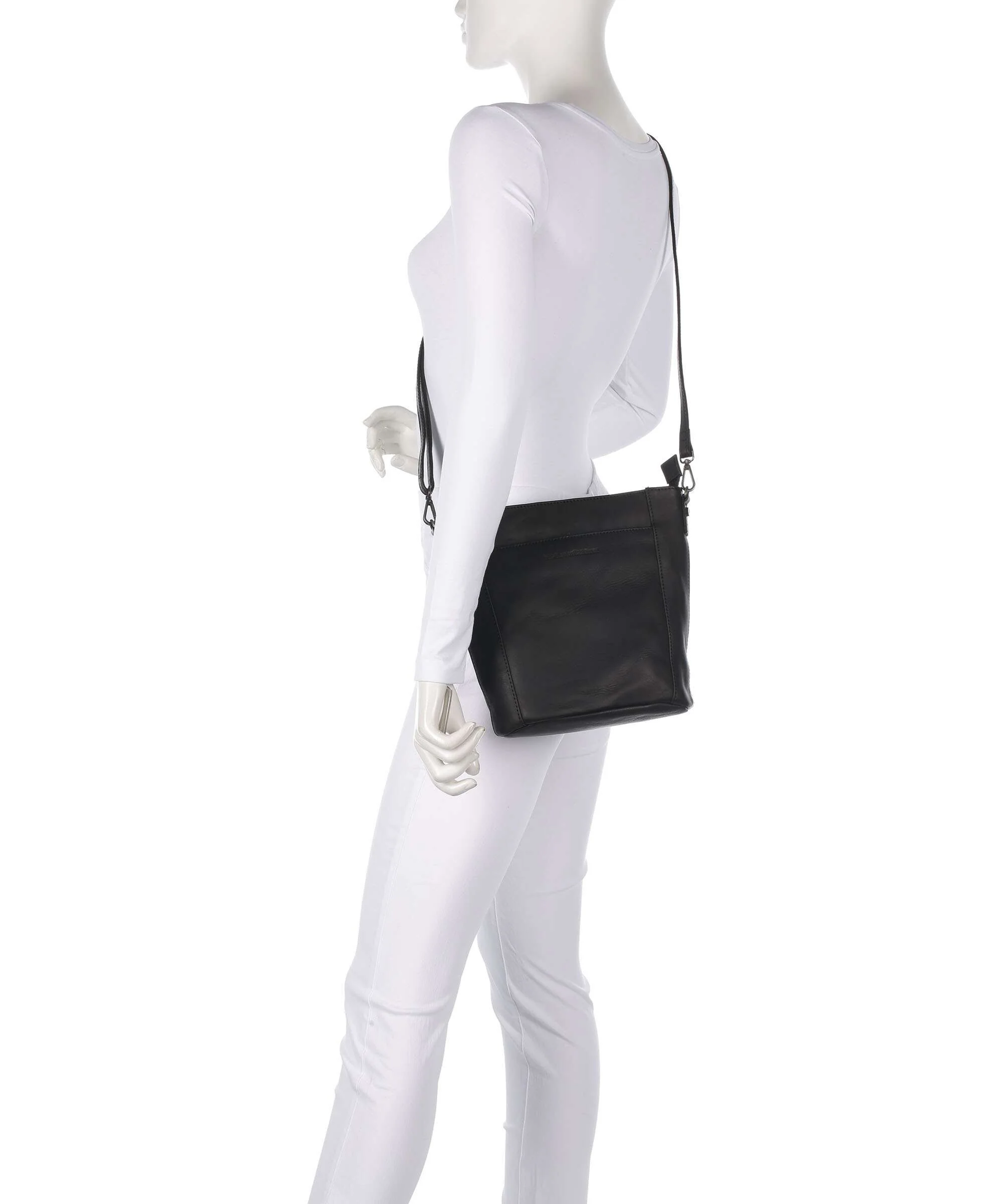 The Chesterfield Brand Wax Pull Up Cow Moore Bucket bag black - Image 3