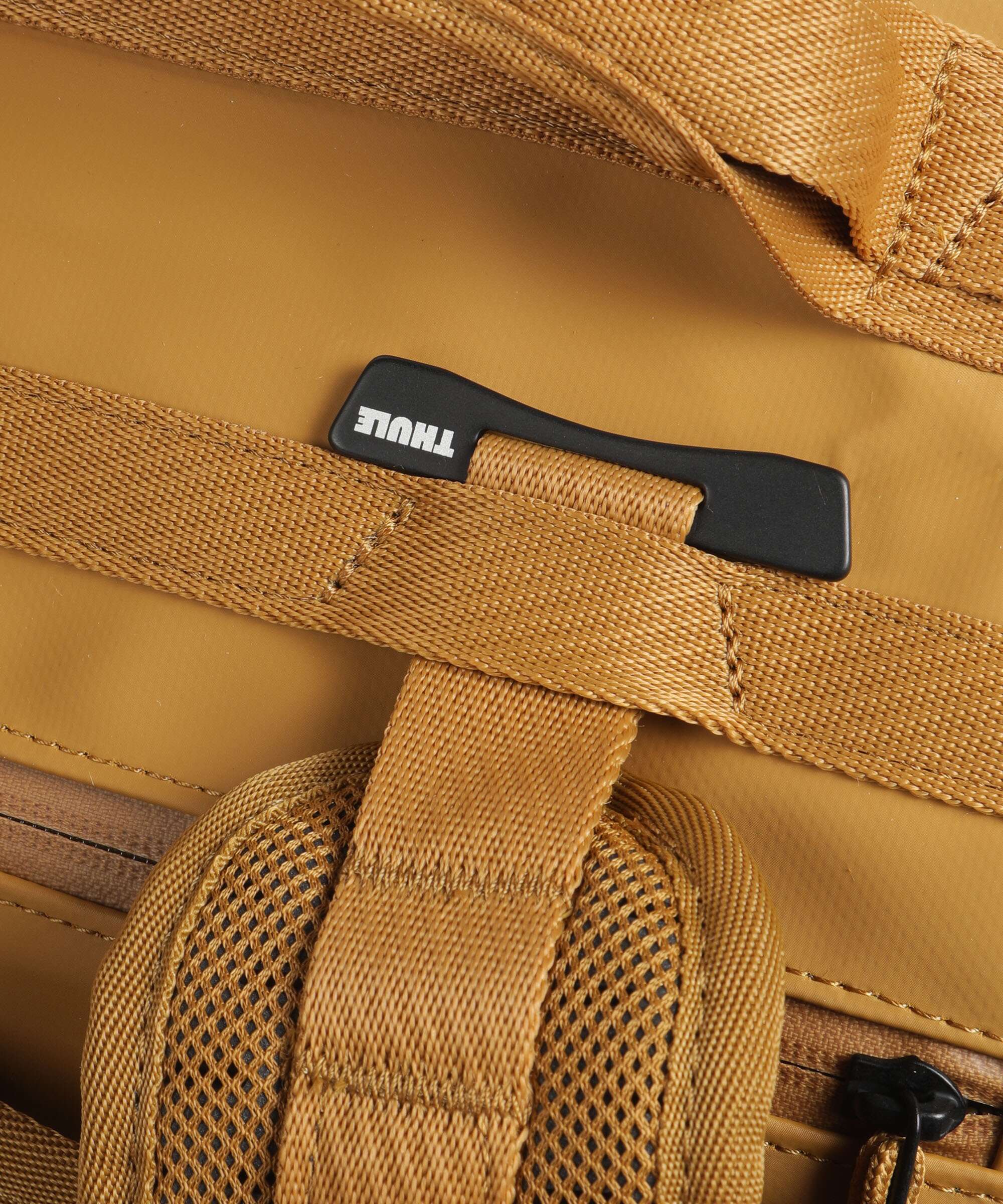 Thule Chasm 30 Weekend bag golden - Image 4